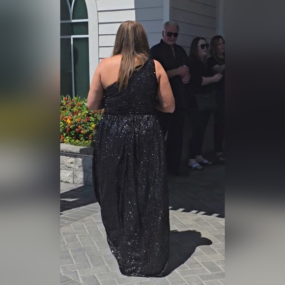 Black one shoulder Seguin Gown - Picture 13 of 15